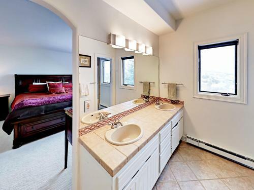 Grand 5,000 Square Foot 4br Mountain Home Home