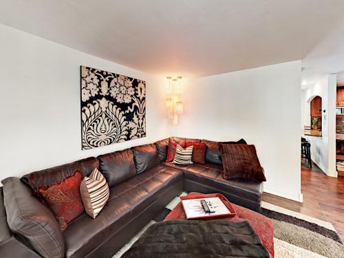 Grand 5,000 Square Foot 4br Mountain Home Home