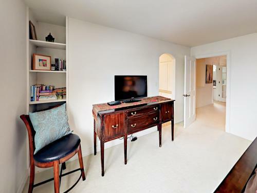 Grand 5,000 Square Foot 4br Mountain Home Home