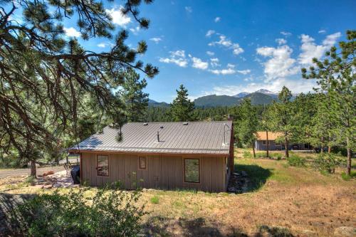 Charming Estes Park Cabin With 2 Patios And Fire Pit!