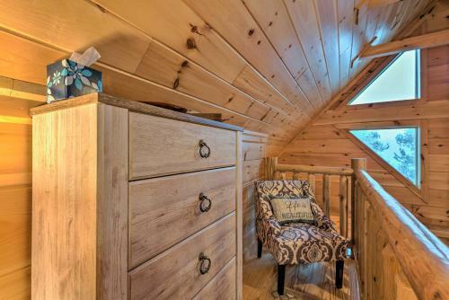 Cozy Log Cabin Less Than 2 Miles To Downtown Evergreen!