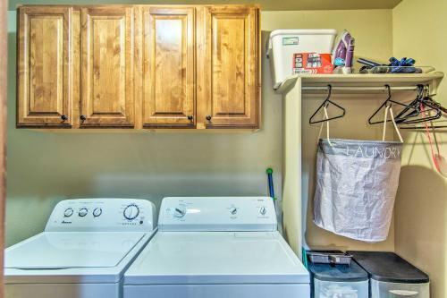 Spacious Estes Park Home On Big Thompson River!