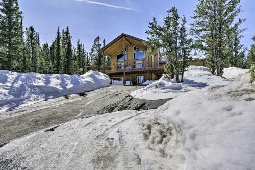 Family-friendly Home With Game Room And Mtn Views!