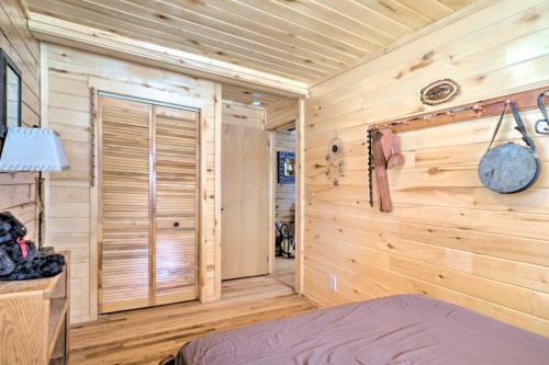 Log Cabin With Mountain Views About 30mi To Pikes Peak