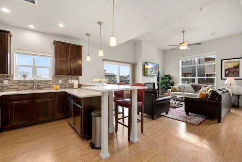 Modern Townhome Steps From The Brewery District!