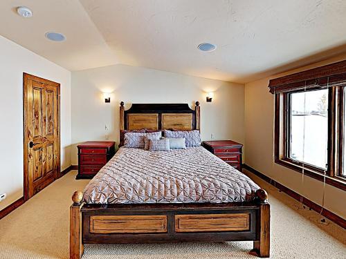 New Listing! Huge Townhome With Private Garage Townhouse