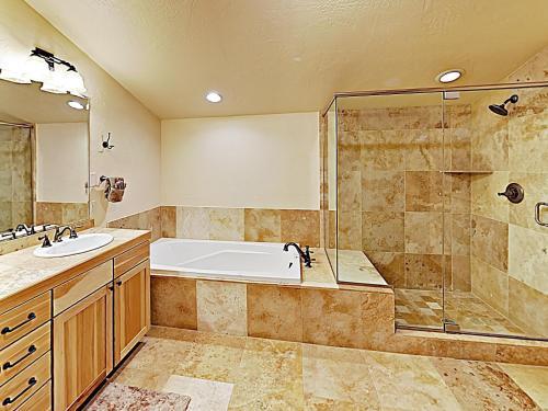 New Listing! Huge Townhome With Private Garage Townhouse