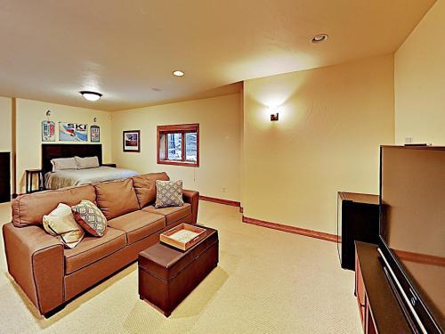 New Listing! Huge Townhome With Private Garage Townhouse