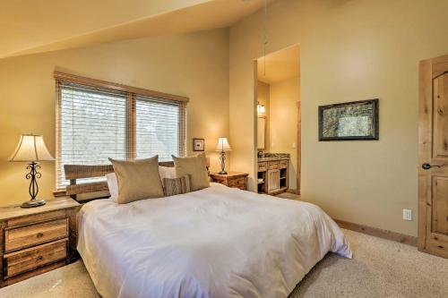 The Bells Luxe Lodge With Game Room, Deck, Fireplace