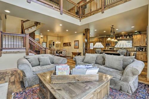 The Bells Luxe Lodge With Game Room, Deck, Fireplace