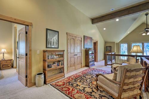 The Bells Luxe Lodge With Game Room, Deck, Fireplace