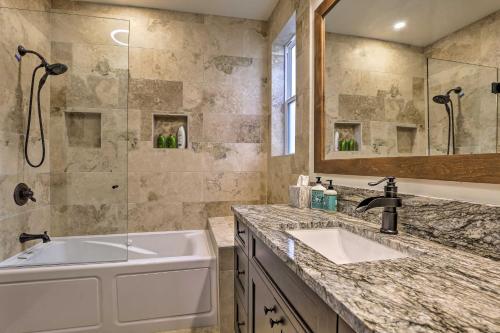Upscale Getaway With Hot Tub, Walk To Main St