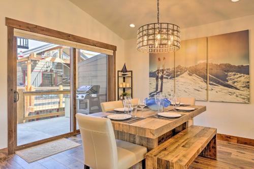 Upscale Getaway With Hot Tub, Walk To Main St