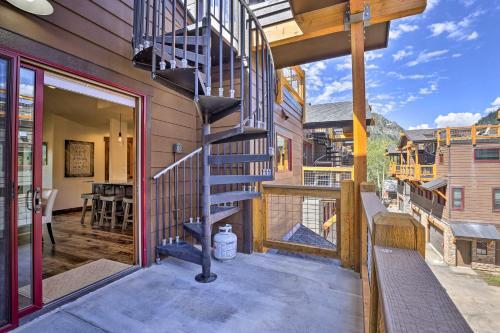 Upscale Getaway With Hot Tub, Walk To Main St
