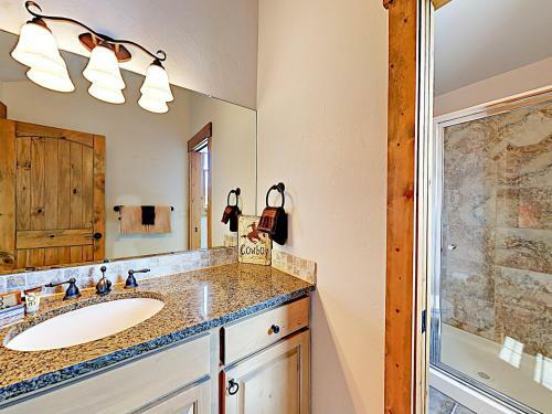 New Listing! Upscale Home On Grand Elk Fairway Home