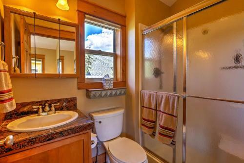 Luxury Cabin On Fraser River Fish, Ski, And Enjoy!