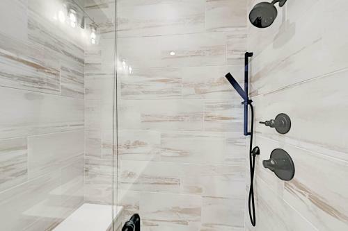 End-unit At Eagle Ridge - Mountain Views & Hot Tub Townhouse