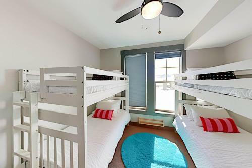 End-unit At Eagle Ridge - Mountain Views & Hot Tub Townhouse
