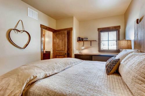 Updated Western Cabin Just 2 Blocks To Grand Lake!