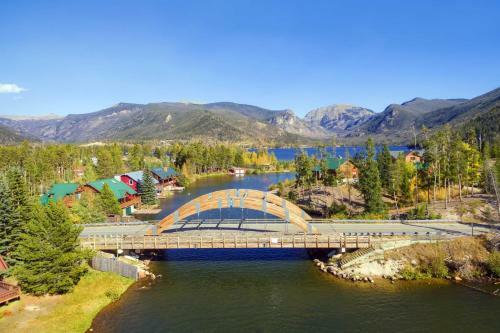 Updated Western Cabin Just 2 Blocks To Grand Lake!