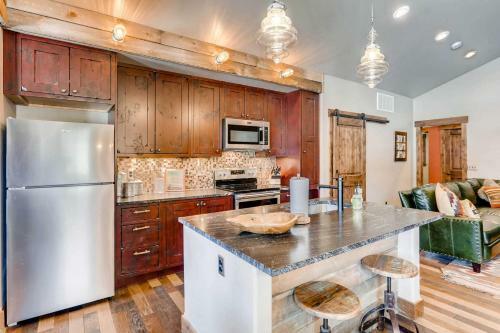 Updated Western Cabin Just 2 Blocks To Grand Lake!