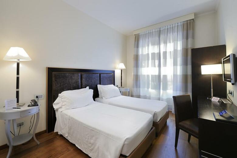 Hotel Canada(.)