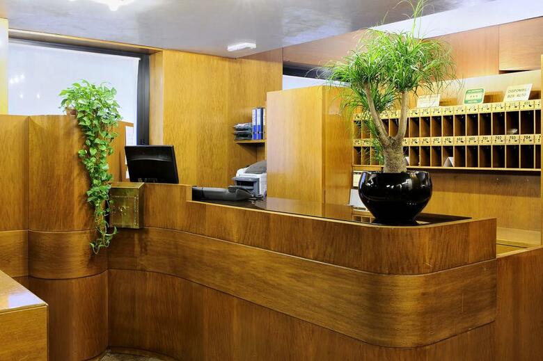Hotel Canada(.)