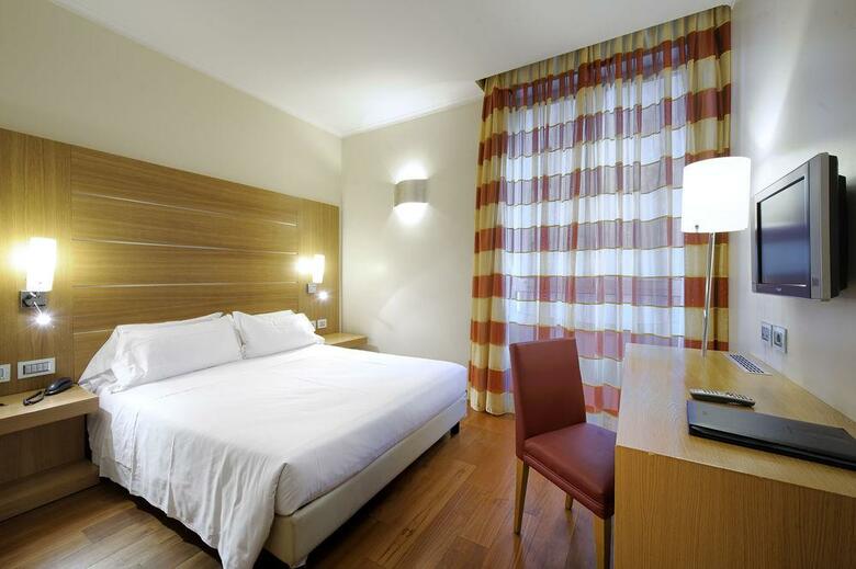 Hotel Canada(.)