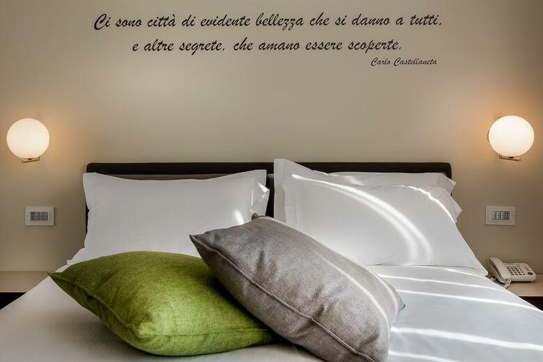 Hotel Canada(.)