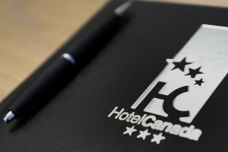 Hotel Canada(.)