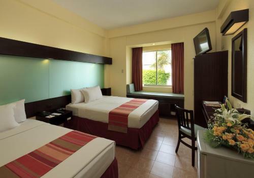 Hotel Microtel By Wyndham Sto. Tomas