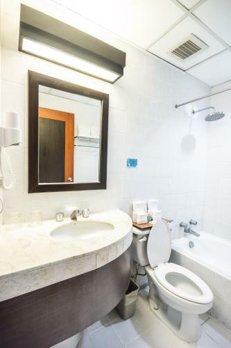 Hotel Microtel By Wyndham Sto. Tomas