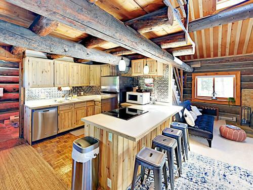 Secluded Mountain-view Log Cabin, Near Snow Trails Home