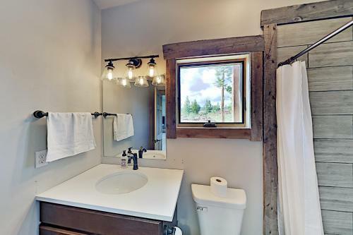 Stylish New Lake-view Home With Fireplace & Firepit Home