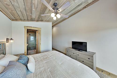 Stylish New Lake-view Home With Fireplace & Firepit Home