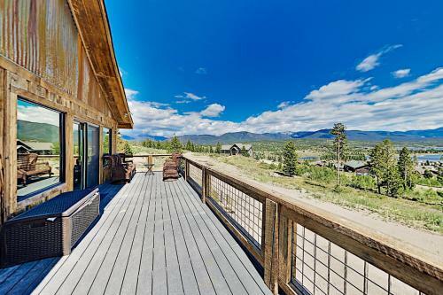 Stylish New Lake-view Home With Fireplace & Firepit Home