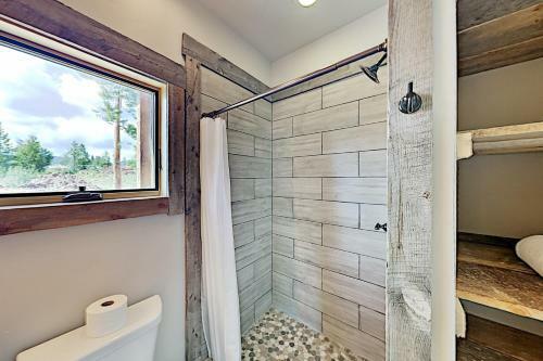 Stylish New Lake-view Home With Fireplace & Firepit Home