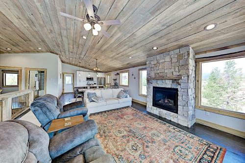 Stylish New Lake-view Home With Fireplace & Firepit Home
