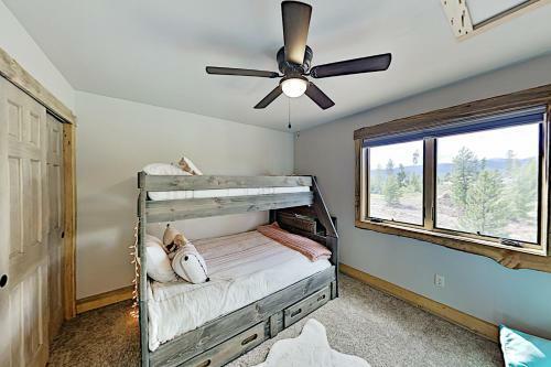 Stylish New Lake-view Home With Fireplace & Firepit Home