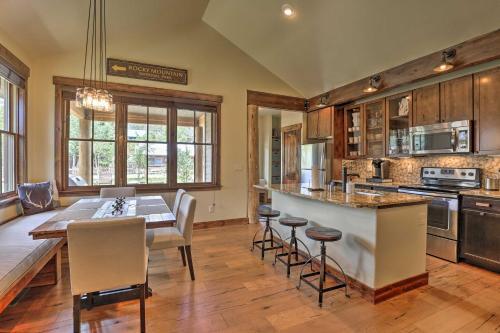 Walk To Main St And Marina From Updated Cabin!