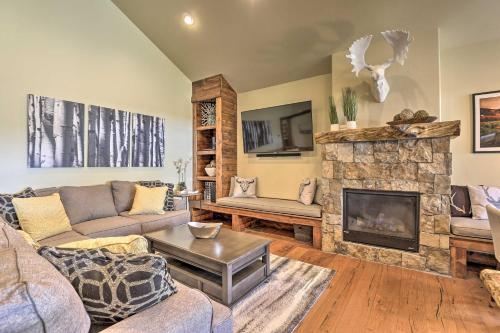Walk To Main St And Marina From Updated Cabin!