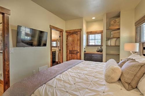 Walk To Main St And Marina From Updated Cabin!