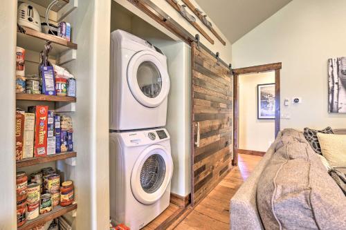 Walk To Main St And Marina From Updated Cabin!