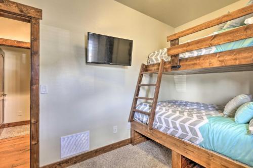 Walk To Main St And Marina From Updated Cabin!