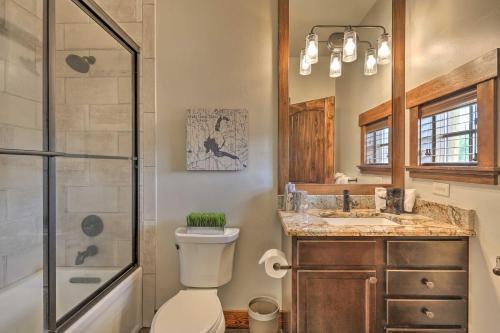 Walk To Main St And Marina From Updated Cabin!