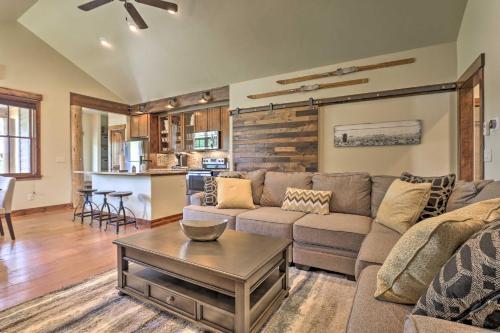 Walk To Main St And Marina From Updated Cabin!