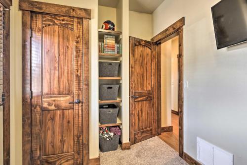 Walk To Main St And Marina From Updated Cabin!