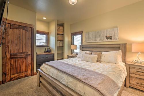 Walk To Main St And Marina From Updated Cabin!