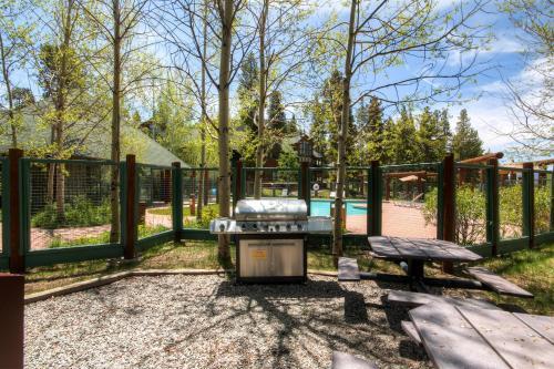 Gorgeous Keystone Abode With Hot Tub And Grilling Area