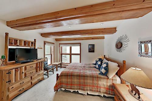 Keystone Ranch With Hot Tub, Sauna & Chef's Kitchen Home